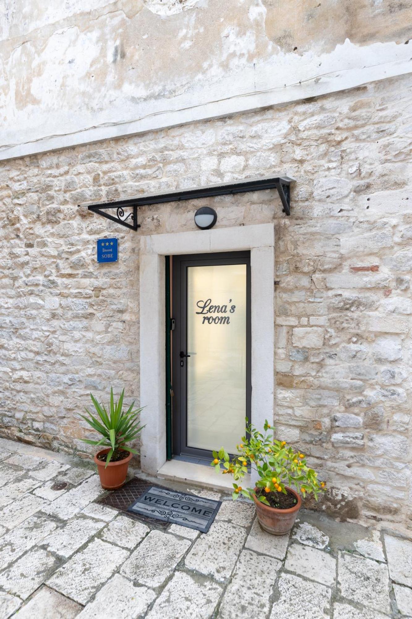 Lena'S Room In Roman Palace Split Exterior photo